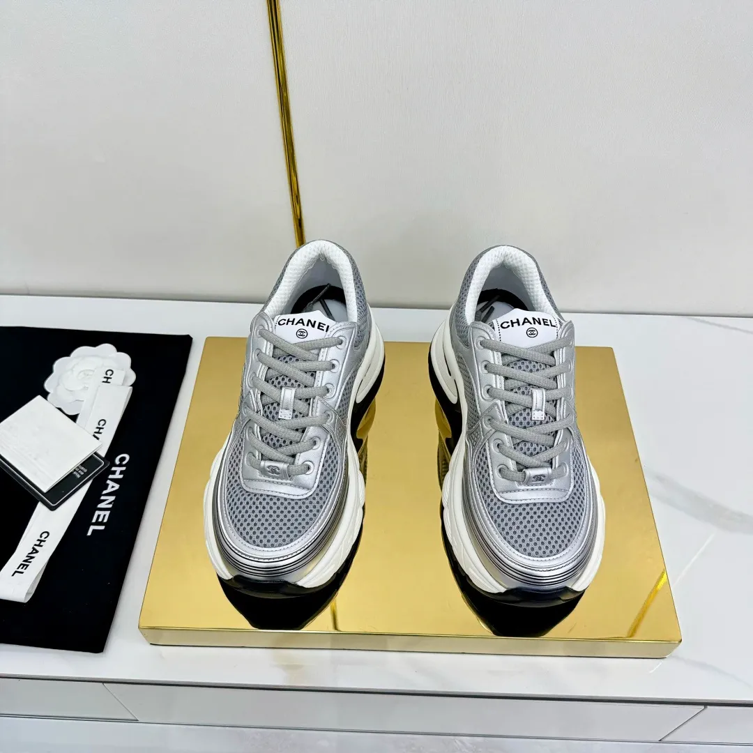 👟👟Ex-factory price 680👟👟 Upgraded version, upgraded version, upgraded version! No rebuttal accepted! ! ! ! Chanel Chanel panda shoes! 2025 counter's top casual sports shoes. This classic design; the upper is electro-embroidered with a variety of techniques; the outsole is fashionable and sporty; the unusual inclusion of a variety of color matching elements... The diversified mix and match is very good-looking and versatile, and can be used for leisure, fashion, sports, and outdoor... ꫛꫀꪝ Go➫ Materials: ❶Upper made of: original imported first-layer silk cowhide + original waterproof cloth + original first-layer cowhide ❷Inner lining: Original Yangli+Net ❸Outsole based on: Original TPU combination outsole Counter boutique packaging complete set for women 35–41 👉 👉 👉 👉